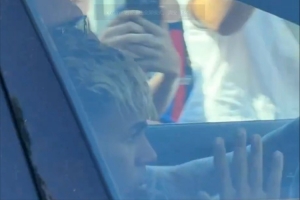 华体育app官网登录-新赛季首训！亚马尔抵达巴萨训练场，车外球迷高呼他的名字