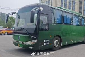 华体会app官方网站-北京国安新大巴准备就绪，今日从基地出发前往工体